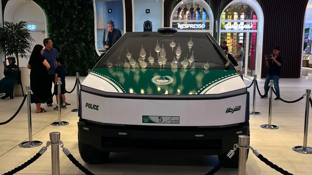 Robots de la Policía de Dubái: El futuro de la seguridad pública - Does Dubai Police have cybertruck robot dubai police - Does Dubai Police have cybertruck