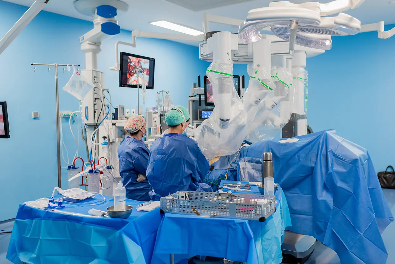 comparacion entre cirugia robotica citugia laparoscopica y cirugia concvencional - Qué desventajas tiene la cirugía laparoscópica en comparación con la cirugía abierta