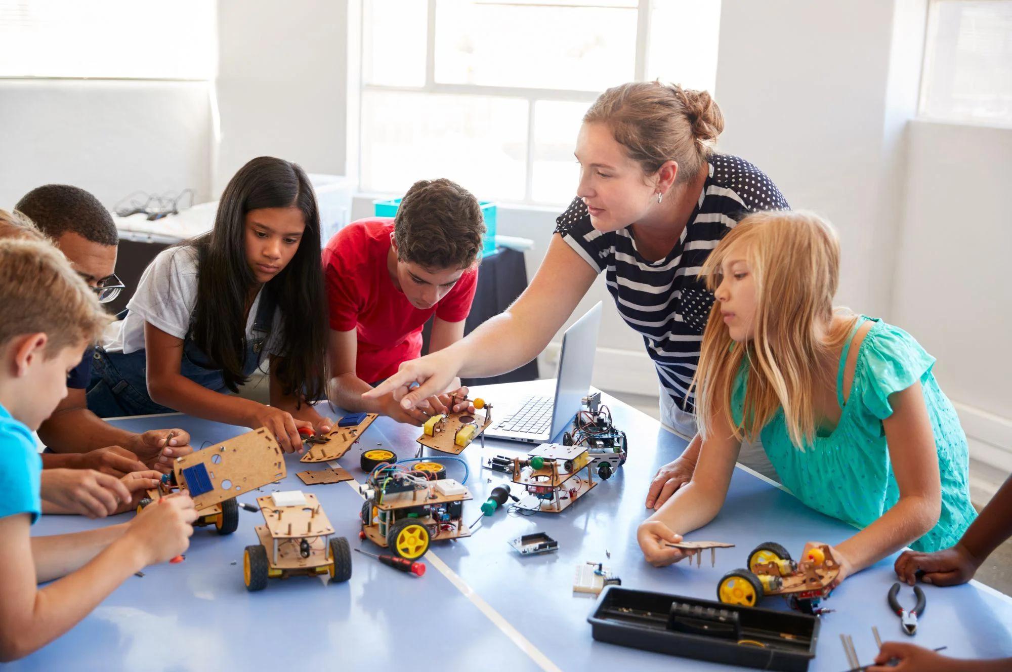 <b>Coding</b> y <b>Robótica</b>: Clases para niños y jóvenes - Which is better, Coding or robotics coding and robotics classes - Which is better, Coding or robotics